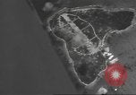 Standbild Bombardierung von Ballale Insel Ballale Salomonen, 1943, aus Sekunde 43 historischem Filmmaterial Videoclip 65675063012