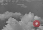 Standbild Bombardierung von Ballale Insel Ballale Salomonen, 1943, aus Sekunde 9 historischem Filmmaterial Videoclip 65675063013