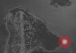 Standbild Bombardierung von Ballale Insel Ballale Salomonen, 1943, aus Sekunde 24 historischem Filmmaterial Videoclip 65675063013