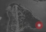 Standbild Bombardierung von Ballale Insel Ballale Salomonen, 1943, aus Sekunde 25 historischem Filmmaterial Videoclip 65675063013