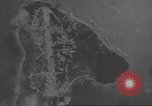 Standbild Bombardierung von Ballale Insel Ballale Salomonen, 1943, aus Sekunde 27 historischem Filmmaterial Videoclip 65675063013