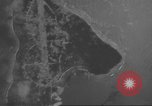Standbild Bombardierung von Ballale Insel Ballale Salomonen, 1943, aus Sekunde 33 historischem Filmmaterial Videoclip 65675063013
