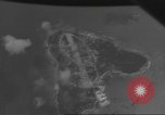 Standbild Bombardierung von Ballale Insel Ballale Salomonen, 1943, aus Sekunde 43 historischem Filmmaterial Videoclip 65675063013