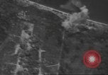 Standbild Bombardierung von Ballale Insel Ballale Salomonen, 1943, aus Sekunde 56 historischem Filmmaterial Videoclip 65675063013