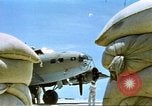 Standbild USAAF B-17s auf den Midway-inseln im Zweiten Weltkrieg Midway Island, 1942, aus Sekunde 13 historischem Filmmaterial Videoclip 65675063018