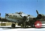 Standbild USAAF B-17s auf den Midway-inseln im Zweiten Weltkrieg Midway Island, 1942, aus Sekunde 24 historischem Filmmaterial Videoclip 65675063018
