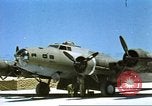 Standbild USAAF B-17s auf den Midway-inseln im Zweiten Weltkrieg Midway Island, 1942, aus Sekunde 25 historischem Filmmaterial Videoclip 65675063018