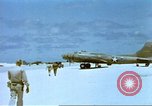 Standbild USAAF B-17s auf den Midway-inseln im Zweiten Weltkrieg Midway Island, 1942, aus Sekunde 28 historischem Filmmaterial Videoclip 65675063018
