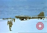 Standbild USAAF B-17s auf den Midway-inseln im Zweiten Weltkrieg Midway Island, 1942, aus Sekunde 31 historischem Filmmaterial Videoclip 65675063018