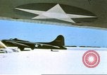 Standbild USAAF B-17s auf den Midway-inseln im Zweiten Weltkrieg Midway Island, 1942, aus Sekunde 33 historischem Filmmaterial Videoclip 65675063018