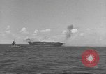 Standbild USS Hornet Fire während der Schlacht von Santa Cruz Insel in Zweiten Weltkrieg Pazifik, 1942, aus Sekunde 11 historischem Filmmaterial Videoclip 65675063023
