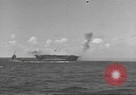 Standbild USS Hornet Fire während der Schlacht von Santa Cruz Insel in Zweiten Weltkrieg Pazifik, 1942, aus Sekunde 12 historischem Filmmaterial Videoclip 65675063023