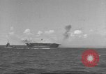 Standbild USS Hornet Fire während der Schlacht von Santa Cruz Insel in Zweiten Weltkrieg Pazifik, 1942, aus Sekunde 13 historischem Filmmaterial Videoclip 65675063023