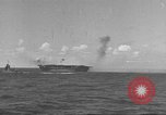 Standbild USS Hornet Fire während der Schlacht von Santa Cruz Insel in Zweiten Weltkrieg Pazifik, 1942, aus Sekunde 14 historischem Filmmaterial Videoclip 65675063023