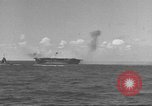 Standbild USS Hornet Fire während der Schlacht von Santa Cruz Insel in Zweiten Weltkrieg Pazifik, 1942, aus Sekunde 15 historischem Filmmaterial Videoclip 65675063023
