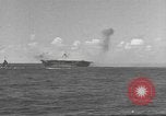 Standbild USS Hornet Fire während der Schlacht von Santa Cruz Insel in Zweiten Weltkrieg Pazifik, 1942, aus Sekunde 16 historischem Filmmaterial Videoclip 65675063023