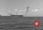 Standbild USS Hornet Fire während der Schlacht von Santa Cruz Insel in Zweiten Weltkrieg Pazifik, 1942, aus Sekunde 17 historischem Filmmaterial Videoclip 65675063023
