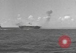 Standbild USS Hornet Fire während der Schlacht von Santa Cruz Insel in Zweiten Weltkrieg Pazifik, 1942, aus Sekunde 18 historischem Filmmaterial Videoclip 65675063023