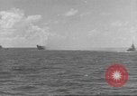 Standbild USS Hornet Fire während der Schlacht von Santa Cruz Insel in Zweiten Weltkrieg Pazifik, 1942, aus Sekunde 22 historischem Filmmaterial Videoclip 65675063023