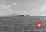 Standbild USS Hornet Fire während der Schlacht von Santa Cruz Insel in Zweiten Weltkrieg Pazifik, 1942, aus Sekunde 33 historischem Filmmaterial Videoclip 65675063023
