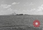 Standbild USS Hornet Fire während der Schlacht von Santa Cruz Insel in Zweiten Weltkrieg Pazifik, 1942, aus Sekunde 34 historischem Filmmaterial Videoclip 65675063023