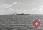Standbild USS Hornet Fire während der Schlacht von Santa Cruz Insel in Zweiten Weltkrieg Pazifik, 1942, aus Sekunde 35 historischem Filmmaterial Videoclip 65675063023
