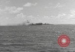 Standbild USS Hornet Fire während der Schlacht von Santa Cruz Insel in Zweiten Weltkrieg Pazifik, 1942, aus Sekunde 36 historischem Filmmaterial Videoclip 65675063023