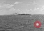 Standbild USS Hornet Fire während der Schlacht von Santa Cruz Insel in Zweiten Weltkrieg Pazifik, 1942, aus Sekunde 37 historischem Filmmaterial Videoclip 65675063023