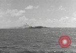 Standbild USS Hornet Fire während der Schlacht von Santa Cruz Insel in Zweiten Weltkrieg Pazifik, 1942, aus Sekunde 40 historischem Filmmaterial Videoclip 65675063023