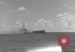 Standbild USS Hornet Fire während der Schlacht von Santa Cruz Insel in Zweiten Weltkrieg Pazifik, 1942, aus Sekunde 42 historischem Filmmaterial Videoclip 65675063023