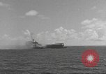 Standbild USS Hornet Fire während der Schlacht von Santa Cruz Insel in Zweiten Weltkrieg Pazifik, 1942, aus Sekunde 43 historischem Filmmaterial Videoclip 65675063023