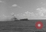 Standbild USS Hornet Fire während der Schlacht von Santa Cruz Insel in Zweiten Weltkrieg Pazifik, 1942, aus Sekunde 44 historischem Filmmaterial Videoclip 65675063023