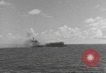 Standbild USS Hornet Fire während der Schlacht von Santa Cruz Insel in Zweiten Weltkrieg Pazifik, 1942, aus Sekunde 45 historischem Filmmaterial Videoclip 65675063023