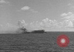 Standbild USS Hornet Fire während der Schlacht von Santa Cruz Insel in Zweiten Weltkrieg Pazifik, 1942, aus Sekunde 46 historischem Filmmaterial Videoclip 65675063023