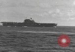 Standbild USS Hornet Fire während der Schlacht von Santa Cruz Insel in Zweiten Weltkrieg Pazifik, 1942, aus Sekunde 47 historischem Filmmaterial Videoclip 65675063023