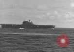 Standbild USS Hornet Fire während der Schlacht von Santa Cruz Insel in Zweiten Weltkrieg Pazifik, 1942, aus Sekunde 48 historischem Filmmaterial Videoclip 65675063023
