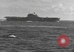 Standbild USS Hornet Fire während der Schlacht von Santa Cruz Insel in Zweiten Weltkrieg Pazifik, 1942, aus Sekunde 51 historischem Filmmaterial Videoclip 65675063023
