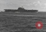 Standbild USS Hornet Fire während der Schlacht von Santa Cruz Insel in Zweiten Weltkrieg Pazifik, 1942, aus Sekunde 52 historischem Filmmaterial Videoclip 65675063023