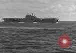 Standbild USS Hornet Fire während der Schlacht von Santa Cruz Insel in Zweiten Weltkrieg Pazifik, 1942, aus Sekunde 53 historischem Filmmaterial Videoclip 65675063023