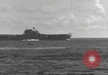 Standbild USS Hornet Fire während der Schlacht von Santa Cruz Insel in Zweiten Weltkrieg Pazifik, 1942, aus Sekunde 54 historischem Filmmaterial Videoclip 65675063023