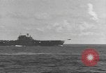 Standbild USS Hornet Fire während der Schlacht von Santa Cruz Insel in Zweiten Weltkrieg Pazifik, 1942, aus Sekunde 55 historischem Filmmaterial Videoclip 65675063023