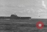 Standbild USS Hornet Fire während der Schlacht von Santa Cruz Insel in Zweiten Weltkrieg Pazifik, 1942, aus Sekunde 57 historischem Filmmaterial Videoclip 65675063023