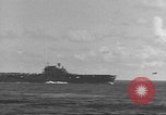 Standbild USS Hornet Fire während der Schlacht von Santa Cruz Insel in Zweiten Weltkrieg Pazifik, 1942, aus Sekunde 58 historischem Filmmaterial Videoclip 65675063023