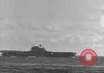 Standbild USS Hornet Fire während der Schlacht von Santa Cruz Insel in Zweiten Weltkrieg Pazifik, 1942, aus Sekunde 59 historischem Filmmaterial Videoclip 65675063023