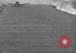 Standbild der USS Enterprise unter Angriff in der Schlacht von Santa Cruz Pazifik, 1942, aus Sekunde 21 historischem Filmmaterial Videoclip 65675063025