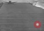 Standbild der USS Enterprise unter Angriff in der Schlacht von Santa Cruz Pazifik, 1942, aus Sekunde 23 historischem Filmmaterial Videoclip 65675063025