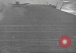 Standbild der USS Enterprise unter Angriff in der Schlacht von Santa Cruz Pazifik, 1942, aus Sekunde 24 historischem Filmmaterial Videoclip 65675063025