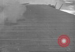 Standbild der USS Enterprise unter Angriff in der Schlacht von Santa Cruz Pazifik, 1942, aus Sekunde 25 historischem Filmmaterial Videoclip 65675063025