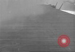 Standbild der USS Enterprise unter Angriff in der Schlacht von Santa Cruz Pazifik, 1942, aus Sekunde 28 historischem Filmmaterial Videoclip 65675063025