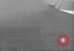 Standbild der USS Enterprise unter Angriff in der Schlacht von Santa Cruz Pazifik, 1942, aus Sekunde 29 historischem Filmmaterial Videoclip 65675063025